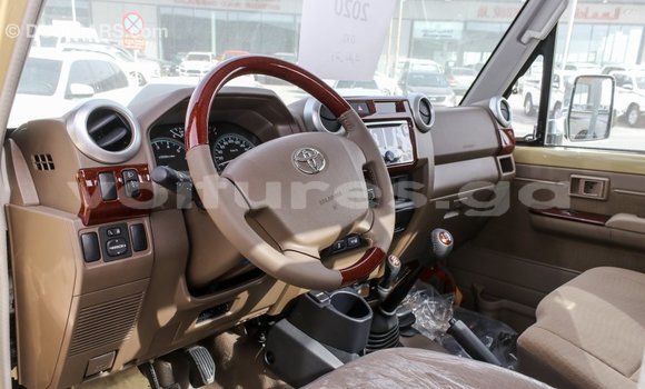 Acheter Import Voiture Toyota Land Cruiser Beige à Import - Dubai, Estuaire Acheter Import Voiture Toyota Land Cruiser Beige à Import - Dubai, Estuaire