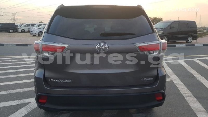 Big with watermark toyota highlander estuaire import dubai 6034