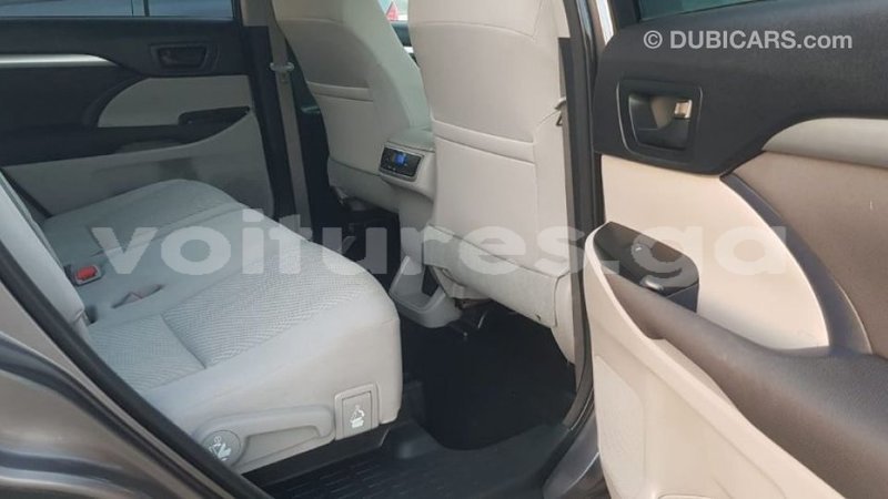 Big with watermark toyota highlander estuaire import dubai 6034