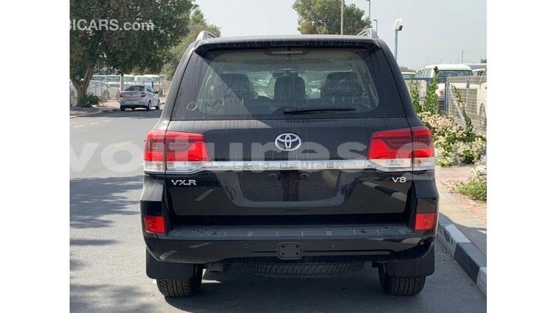 Big with watermark toyota land cruiser estuary import dubai 6039