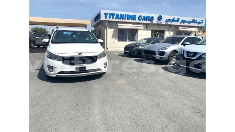 Big with watermark kia carnival estuaire import dubai 6047