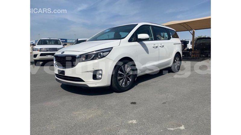 Big with watermark kia carnival estuaire import dubai 6047