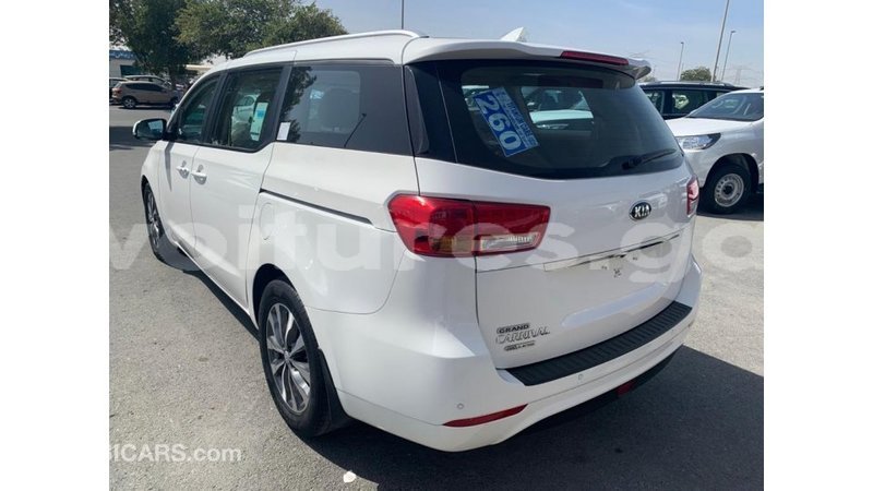 Big with watermark kia carnival estuaire import dubai 6047