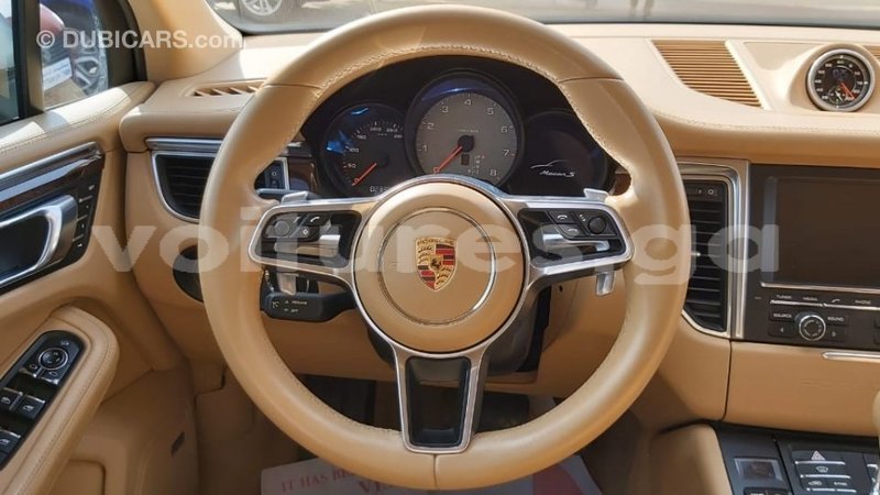 Big with watermark porsche macan estuaire import dubai 6055