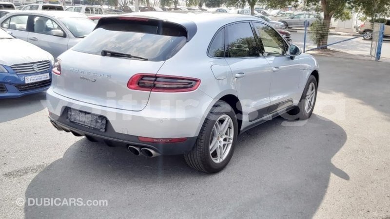 Big with watermark porsche macan estuaire import dubai 6055