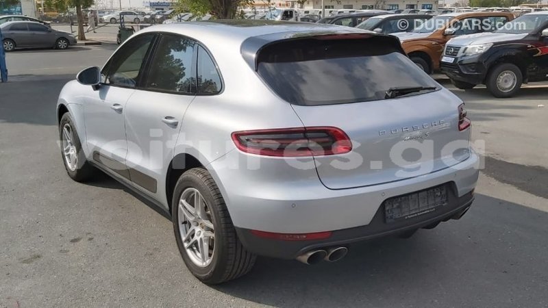 Big with watermark porsche macan estuaire import dubai 6055