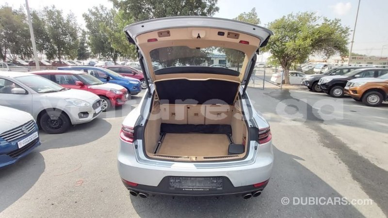 Big with watermark porsche macan estuaire import dubai 6055