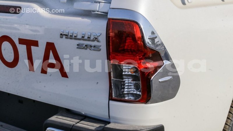 Big with watermark toyota hilux estuaire import dubai 6069