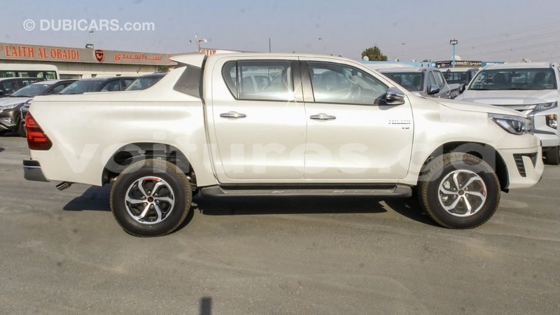 Big with watermark toyota hilux estuaire import dubai 6073