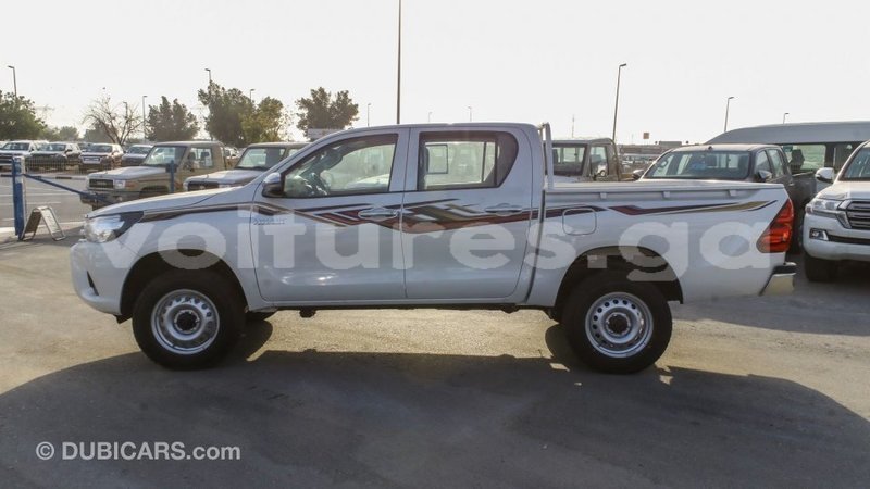 Big with watermark toyota hilux estuaire import dubai 6077