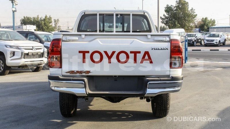 Big with watermark toyota hilux estuaire import dubai 6077