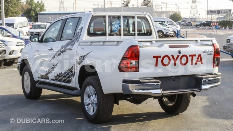 Big with watermark toyota hilux estuaire import dubai 6078