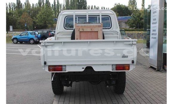 Sayi Imported Toyota Land Cruiser White Mota in Import - Dubai a estuary Sayi Imported Toyota Land Cruiser White Mota in Import - Dubai a estuary
