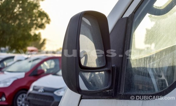 Acheter Import Voiture Kia Carens Blanc à Import - Dubai, Estuaire Acheter Import Voiture Kia Carens Blanc à Import - Dubai, Estuaire