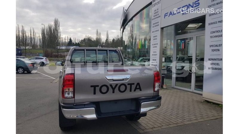 Big with watermark toyota hilux estuaire import dubai 6098