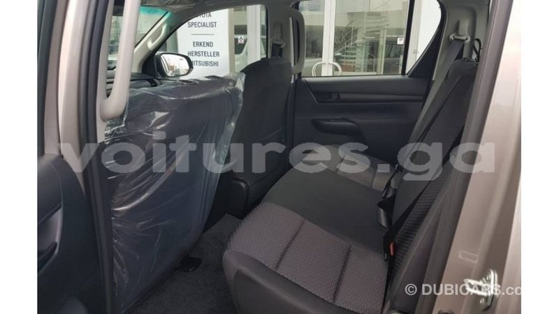 Big with watermark toyota hilux estuaire import dubai 6098