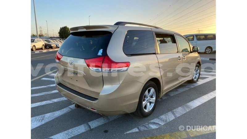 Big with watermark toyota sienna estuaire import dubai 6108