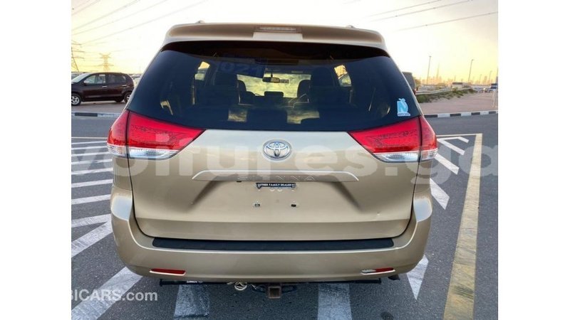 Big with watermark toyota sienna estuaire import dubai 6108