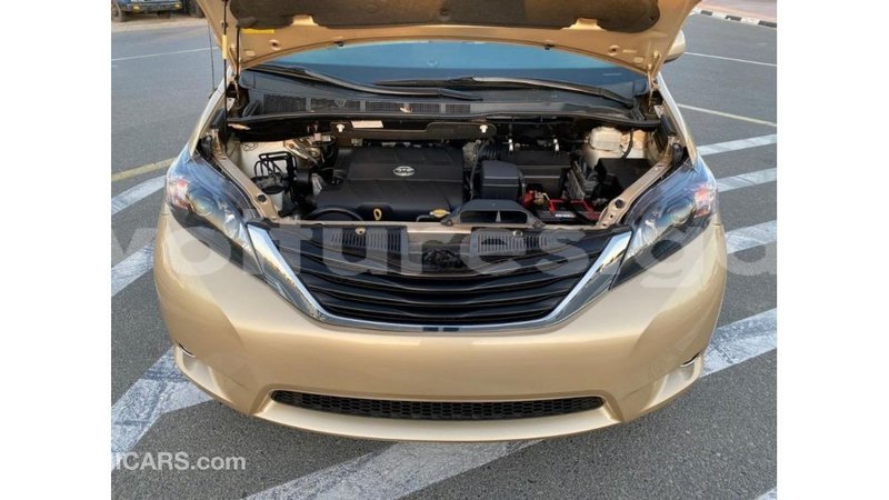 Big with watermark toyota sienna estuaire import dubai 6108