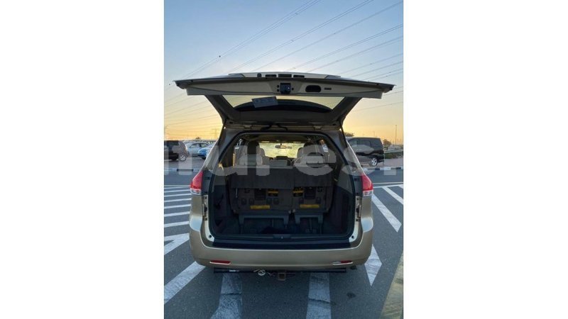 Big with watermark toyota sienna estuaire import dubai 6108