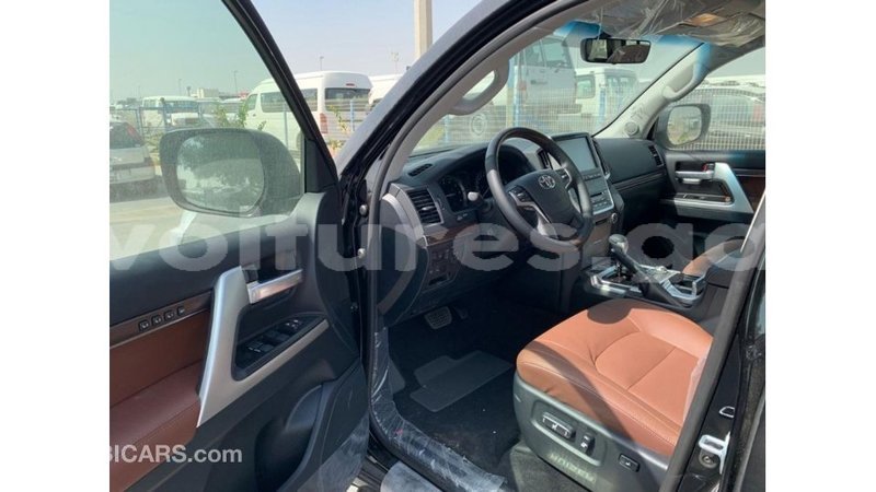 Big with watermark toyota land cruiser estuaire import dubai 6110