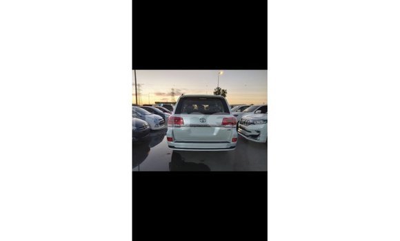 Acheter Import Voiture Toyota Land Cruiser Blanc à Import - Dubai, Estuaire Acheter Import Voiture Toyota Land Cruiser Blanc à Import - Dubai, Estuaire