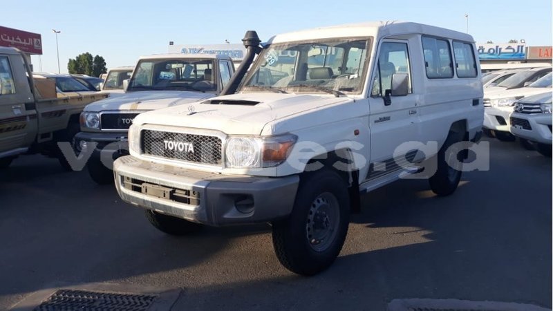 Big with watermark toyota land cruiser estuaire import dubai 6128