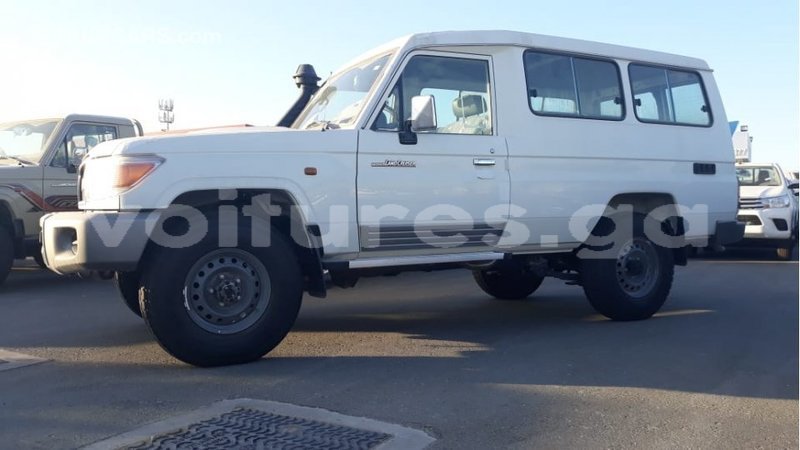 Big with watermark toyota land cruiser estuaire import dubai 6128