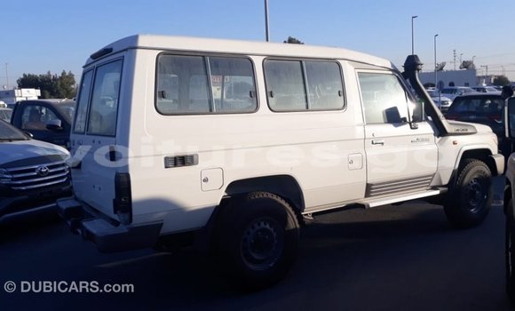 Acheter Import Voiture Toyota Land Cruiser Blanc à Import - Dubai, Estuaire Acheter Import Voiture Toyota Land Cruiser Blanc à Import - Dubai, Estuaire