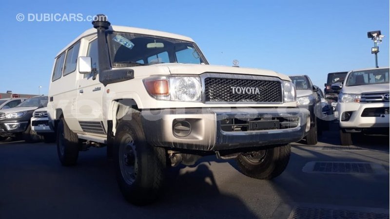 Big with watermark toyota land cruiser estuaire import dubai 6128