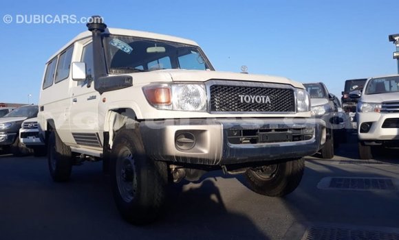 Acheter Import Voiture Toyota Land Cruiser Blanc à Import - Dubai, Estuaire Acheter Import Voiture Toyota Land Cruiser Blanc à Import - Dubai, Estuaire