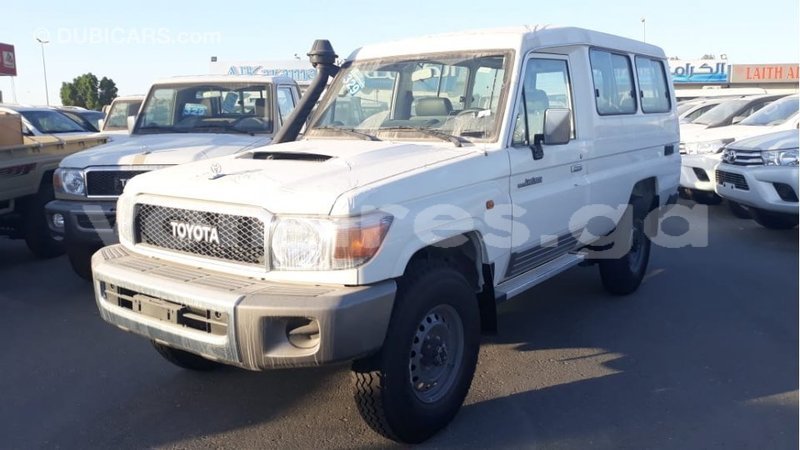 Big with watermark toyota land cruiser estuaire import dubai 6128