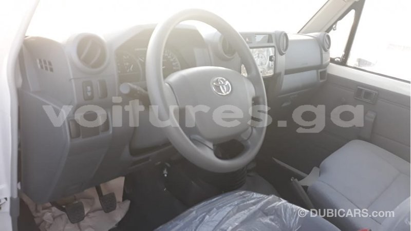 Big with watermark toyota land cruiser estuaire import dubai 6128