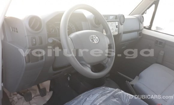 Acheter Import Voiture Toyota Land Cruiser Blanc à Import - Dubai, Estuaire Acheter Import Voiture Toyota Land Cruiser Blanc à Import - Dubai, Estuaire