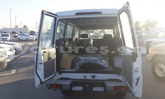 Acheter Import Voiture Toyota Land Cruiser Blanc à Import - Dubai, Estuaire Acheter Import Voiture Toyota Land Cruiser Blanc à Import - Dubai, Estuaire