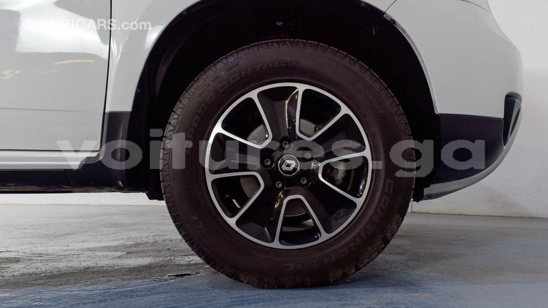 Big with watermark renault duster estuaire import dubai 6129