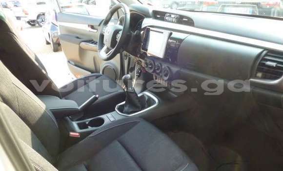 Sayi Na hannu Toyota Hilux Green Mota in Libreville a estuary Sayi Na hannu Toyota Hilux Green Mota in Libreville a estuary