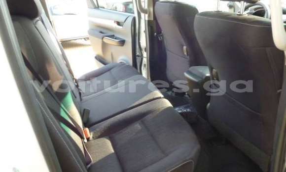 Sayi Na hannu Toyota Hilux Green Mota in Libreville a estuary Sayi Na hannu Toyota Hilux Green Mota in Libreville a estuary