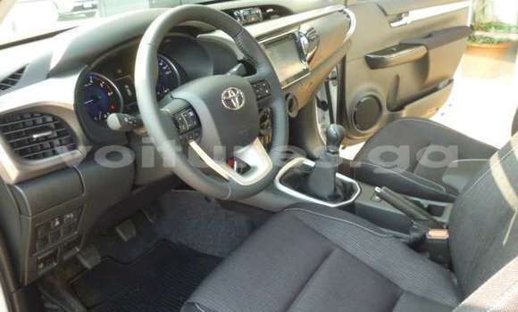 Sayi Na hannu Toyota Hilux Green Mota in Libreville a estuary Sayi Na hannu Toyota Hilux Green Mota in Libreville a estuary