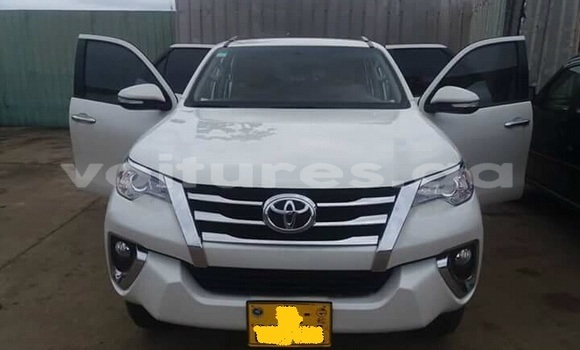 Sayi Na hannu Toyota Fortuner White Mota in Libreville a estuary Sayi Na hannu Toyota Fortuner White Mota in Libreville a estuary