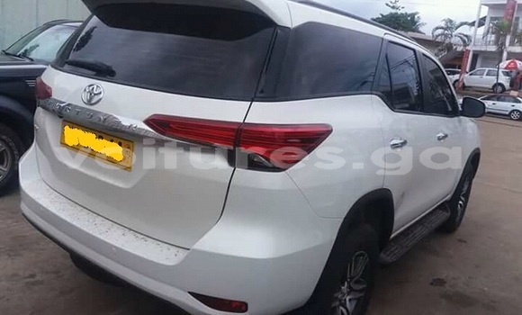 Sayi Na hannu Toyota Fortuner White Mota in Libreville a estuary Sayi Na hannu Toyota Fortuner White Mota in Libreville a estuary