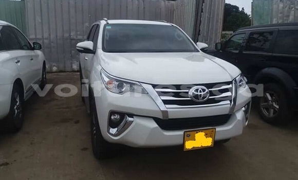 Sayi Na hannu Toyota Fortuner White Mota in Libreville a estuary Sayi Na hannu Toyota Fortuner White Mota in Libreville a estuary