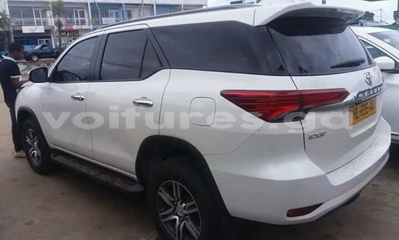 Sayi Na hannu Toyota Fortuner White Mota in Libreville a estuary Sayi Na hannu Toyota Fortuner White Mota in Libreville a estuary
