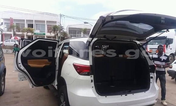 Sayi Na hannu Toyota Fortuner White Mota in Libreville a estuary Sayi Na hannu Toyota Fortuner White Mota in Libreville a estuary