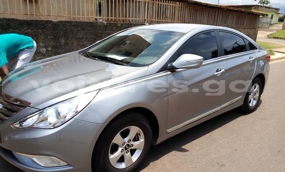 Sayi Na hannu Hyundai Sonata Blue Mota in Libreville a estuary Sayi Na hannu Hyundai Sonata Blue Mota in Libreville a estuary