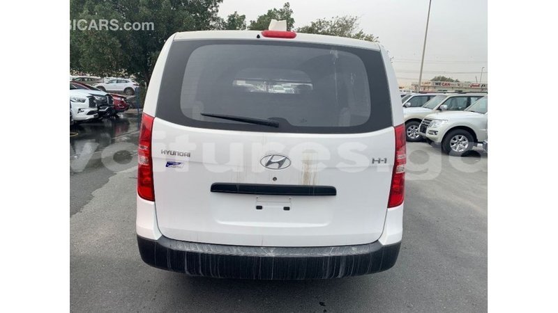 Big with watermark hyundai cargo estuaire import dubai 6159