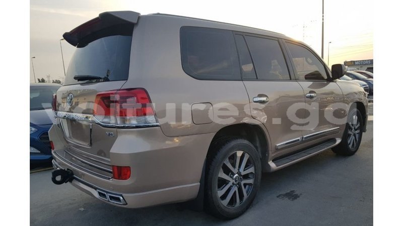 Big with watermark toyota land cruiser estuaire import dubai 6160