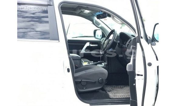 Acheter Import Voiture Toyota Land Cruiser Blanc à Import - Dubai, Estuaire Acheter Import Voiture Toyota Land Cruiser Blanc à Import - Dubai, Estuaire