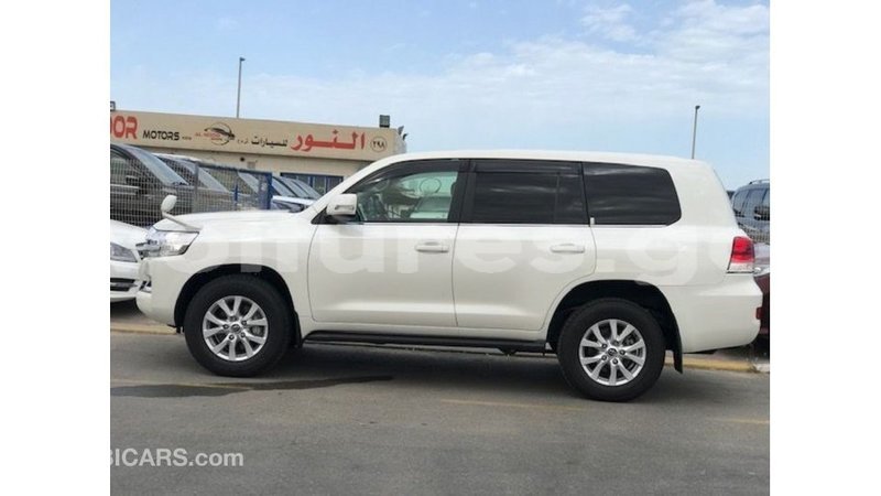 Big with watermark toyota land cruiser estuaire import dubai 6174