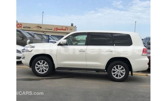 Acheter Import Voiture Toyota Land Cruiser Blanc à Import - Dubai, Estuaire Acheter Import Voiture Toyota Land Cruiser Blanc à Import - Dubai, Estuaire